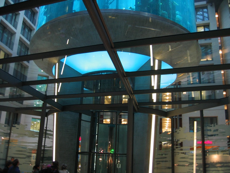 Illustration for article titled Aquadom Is Largest Cylindrical Aquarium on the Planet
